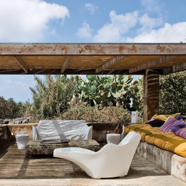 “Tokyo-Pop Chaise Longue by Tokujin Yoshioka for Driade – sculptural polyethylene daybed in white or anthracite, designed for modern indoor and outdoor spaces.”