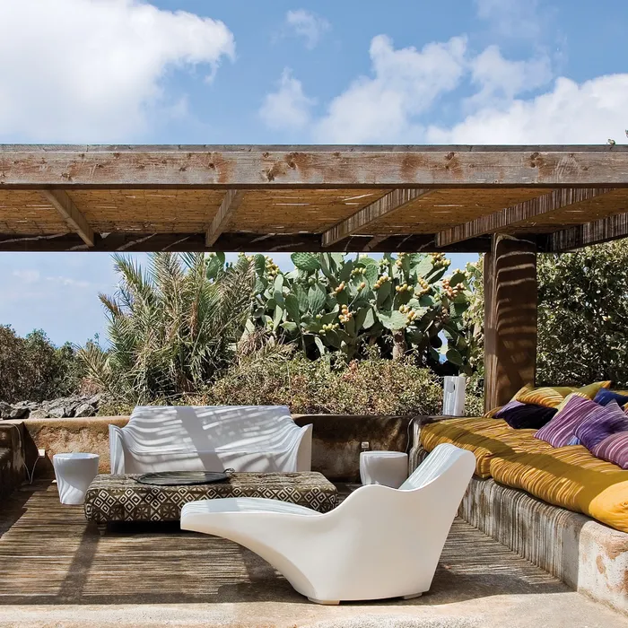 “Tokyo-Pop Chaise Longue by Tokujin Yoshioka for Driade – sculptural polyethylene daybed in white or anthracite, designed for modern indoor and outdoor spaces.”