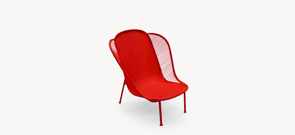 Yellow Imba chaise longue handcrafted with interwoven polyethylene fishing‑net fibers on a powder-coated tubular steel frame