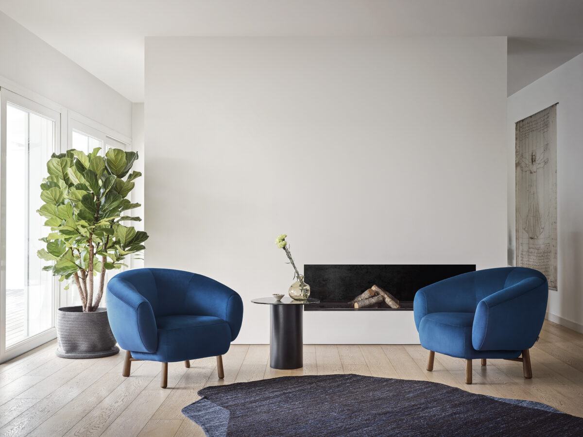 RIO table by Calligaris, a versatile outdoor dining solution available in various sizes and finishes, offering both practical functionality and sleek design.