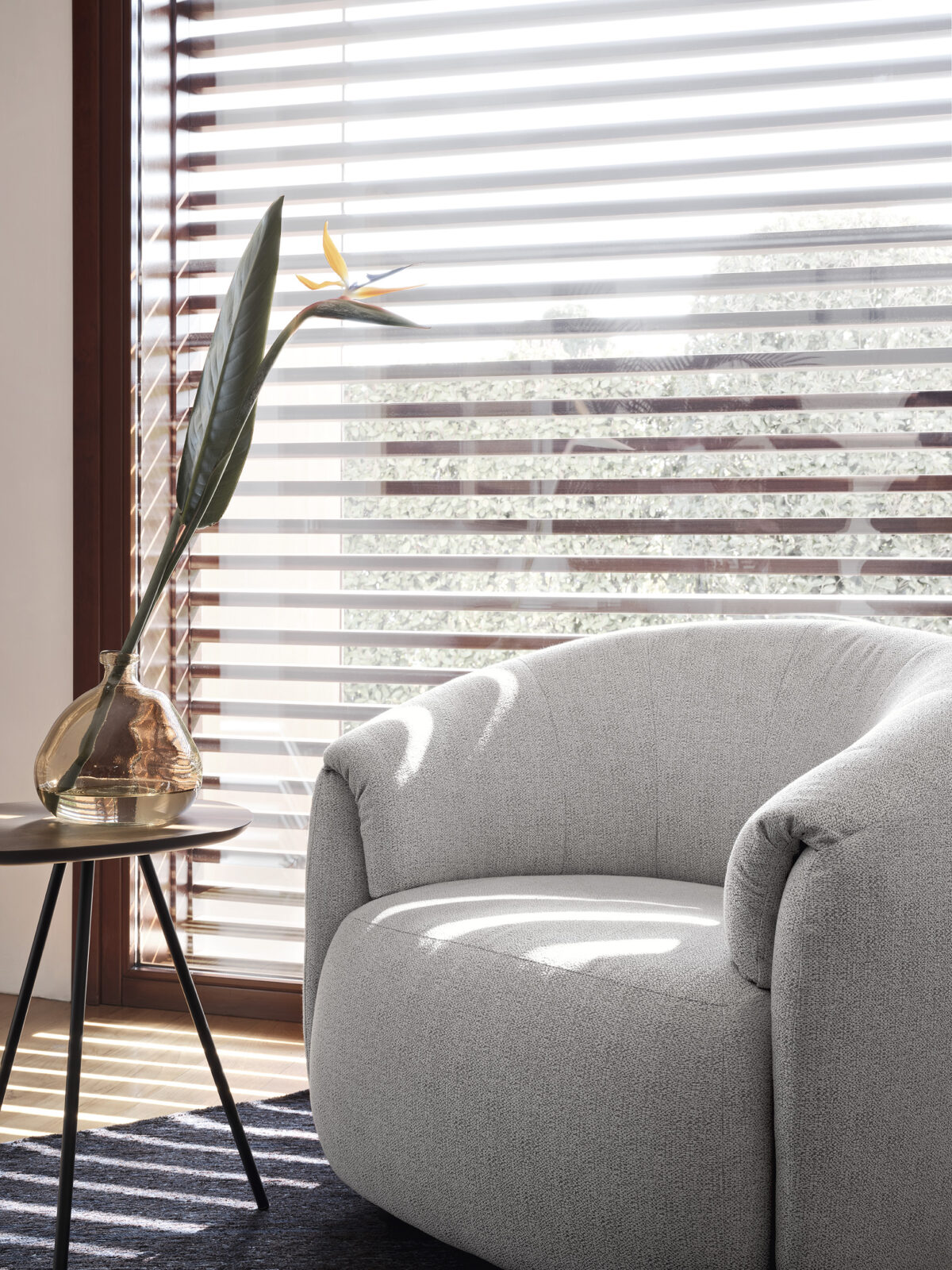 Sculptural Calligaris Haven table, showcasing its striking central metal base and a spacious, [specify top shape, e.g., "rectangular" or "round"] top in a high-quality finish.