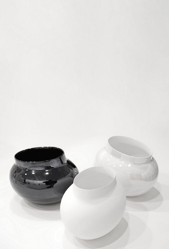Handcrafted Pandora Small vase by Kose Milano in matte clay, showcasing minimalist Italian design. Available at Italcasa Design, Royal Oak, Michigan.