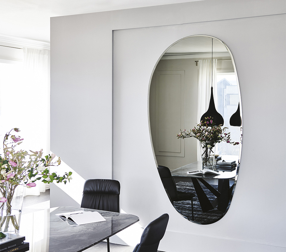  “HAWAII Magnum by Cattelan Italia – oversized organic-shaped wall mirror with smooth contours and modern Italian style”