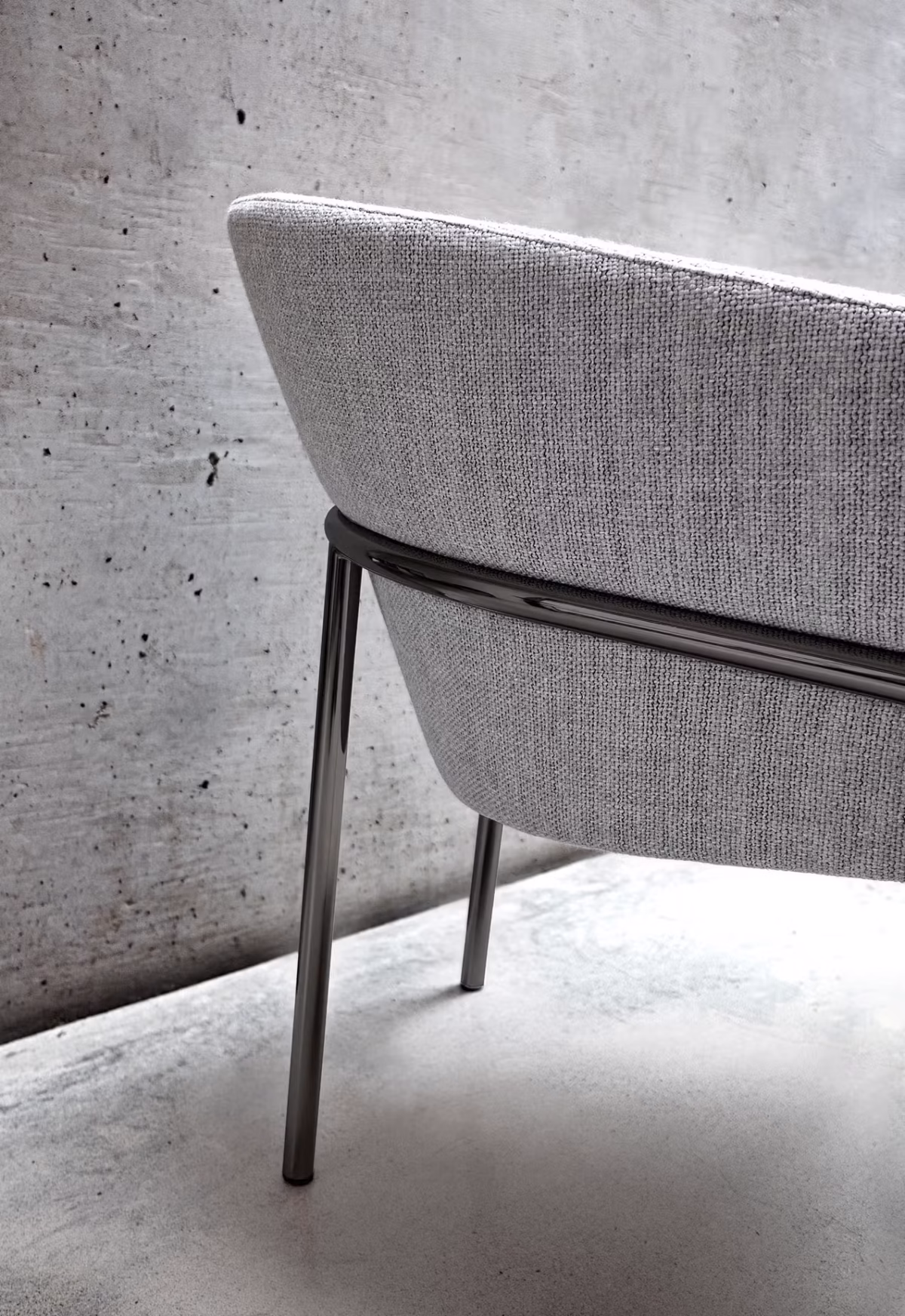 Side view of Metro by Bensen showcasing its minimalist silhouette and supportive backrest