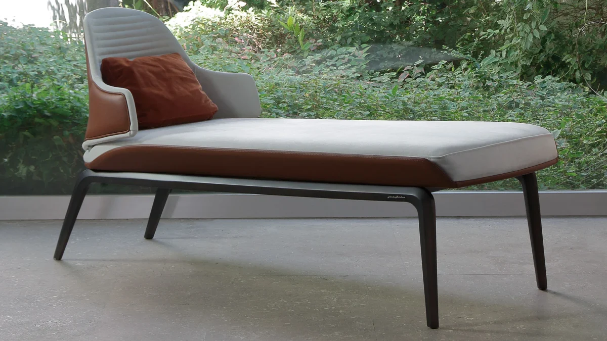 Vela Chaise‑longue by Reflex showcased in Royal Oak Michigan showroom, modern Italian luxury seating design.