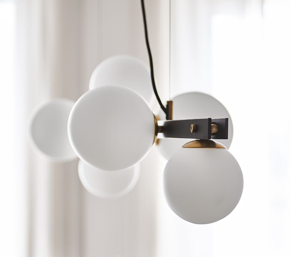 “PLANETA by Cattelan Italia – modern Italian chandelier with spherical glass shades and brushed brass metal arms”
