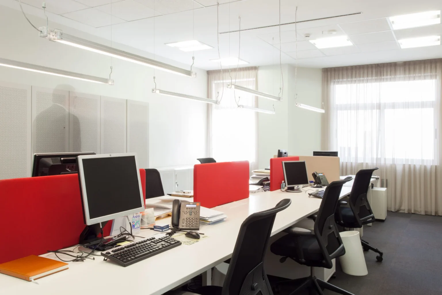 “Contemporary Neón de Luz pendant light by Marset – versatile lighting solution for continuous illumination”