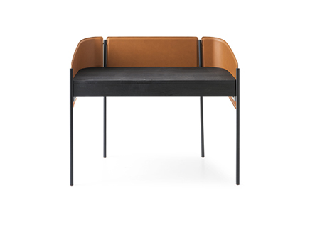 "Omnia extendable dining table with ceramic top and wooden legs in a modern dining room."