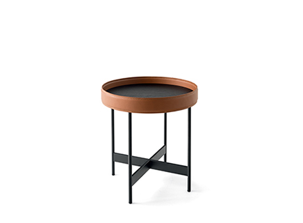 ARENA dining table by Calligaris featuring a transparent glass top and a sleek metal base for a minimalist design.