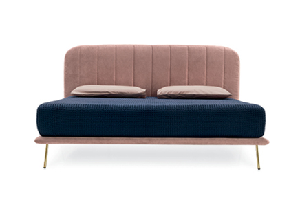 Le Marais letto by Calligaris with a vertically tufted upholstered headboard and slim metal base, offering a modern look for any bedroom.