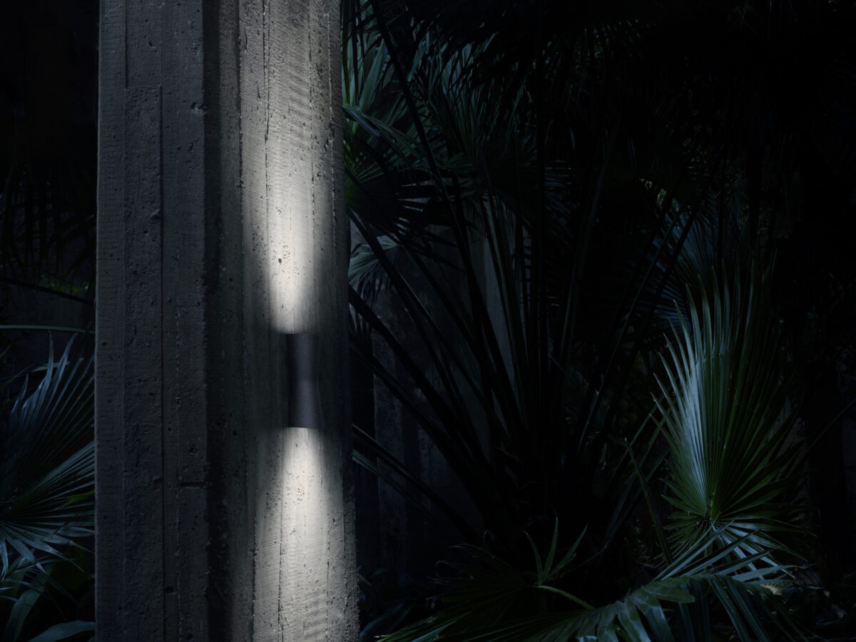 The Flos Clessidra 20°+20°, a modern wall-mounted LED fixture with an hourglass-inspired silhouette, providing precise direct and indirect light with a 20-degree beam spread from each end.