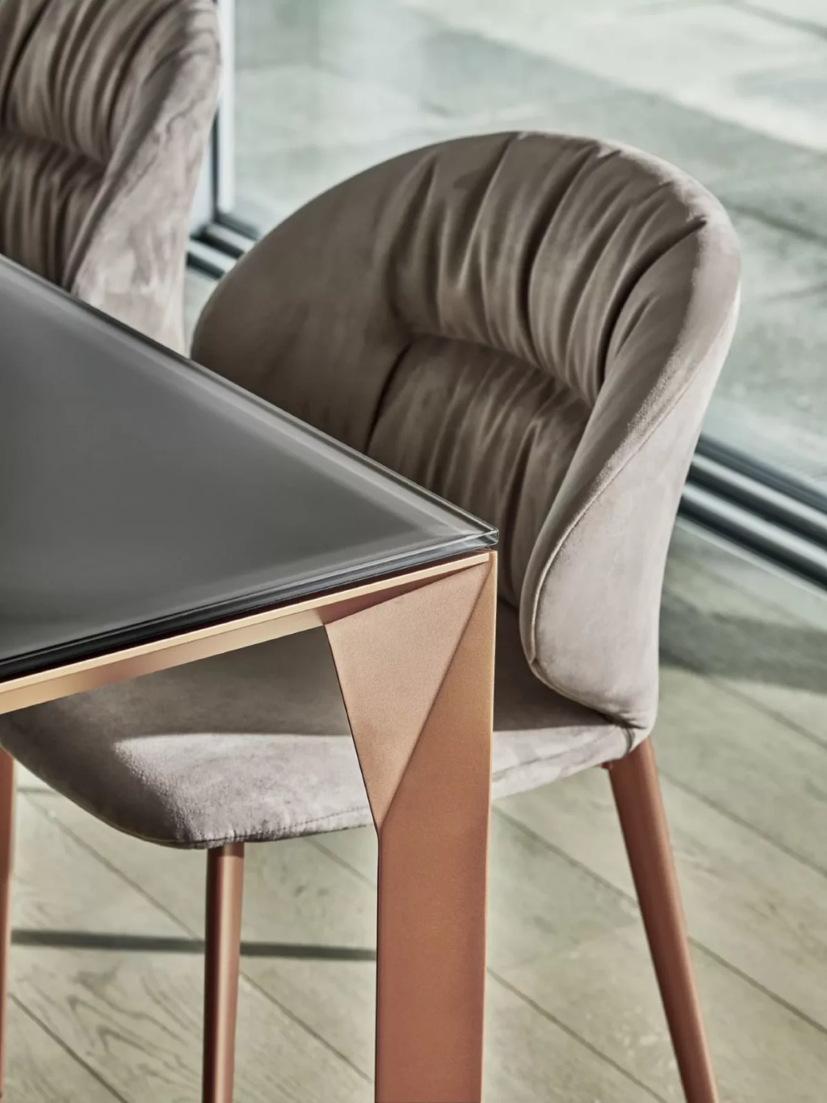 Close-up of Mirage by Bontempi highlighting the subtle diamond-cut detail on the aluminium legs and anti‑scratch velvet glass surface.