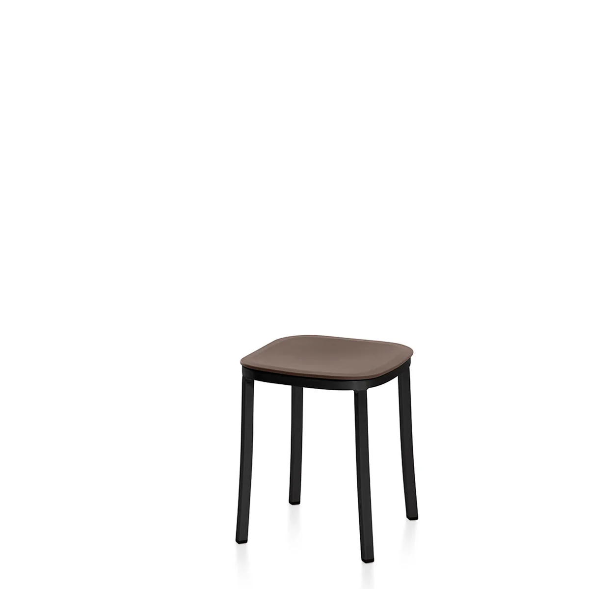 Compact stool featuring a recycled plastic seat and a brushed or powder-coated aluminum frame, combining strength and sustainability in a minimalist design.