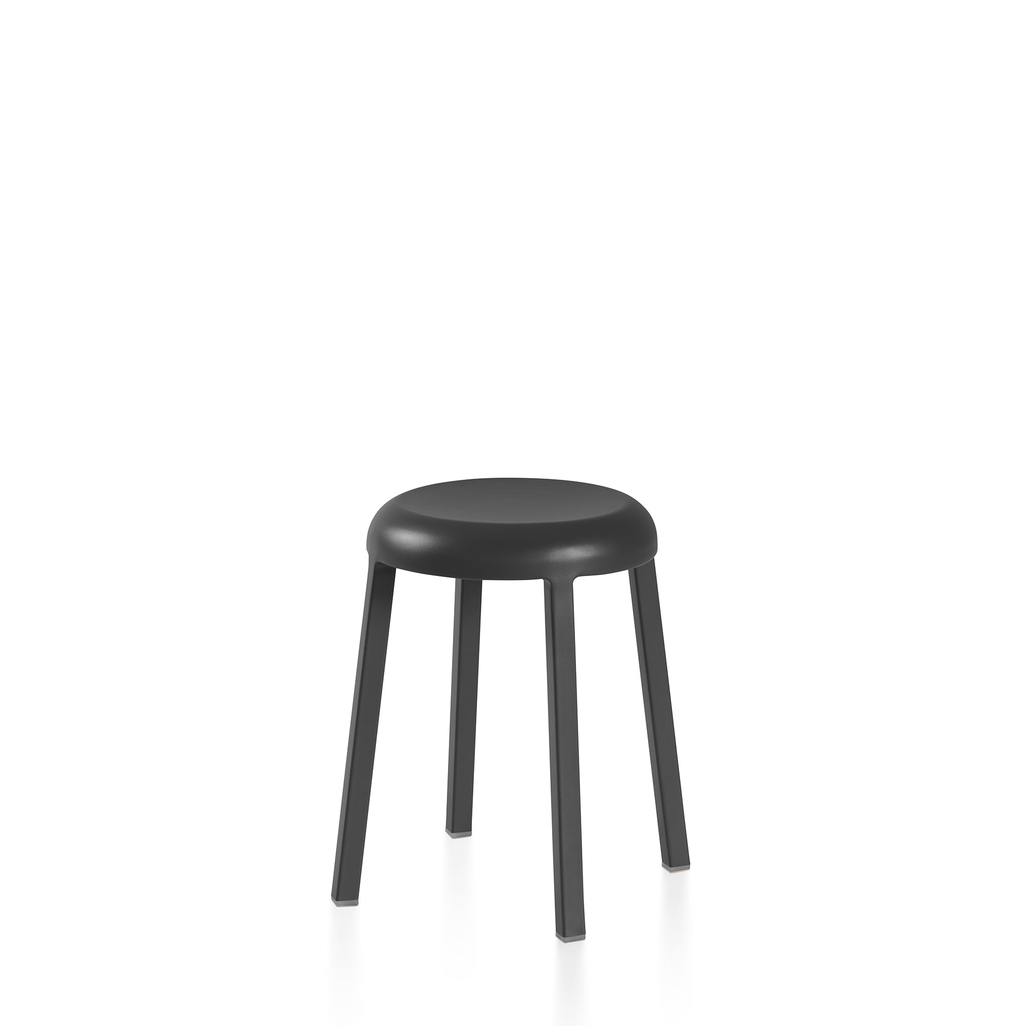 Za Small Stool by Naoto Fukasawa for Emeco – A minimalist design with a round seat and slender legs, made from 80% recycled aluminum.