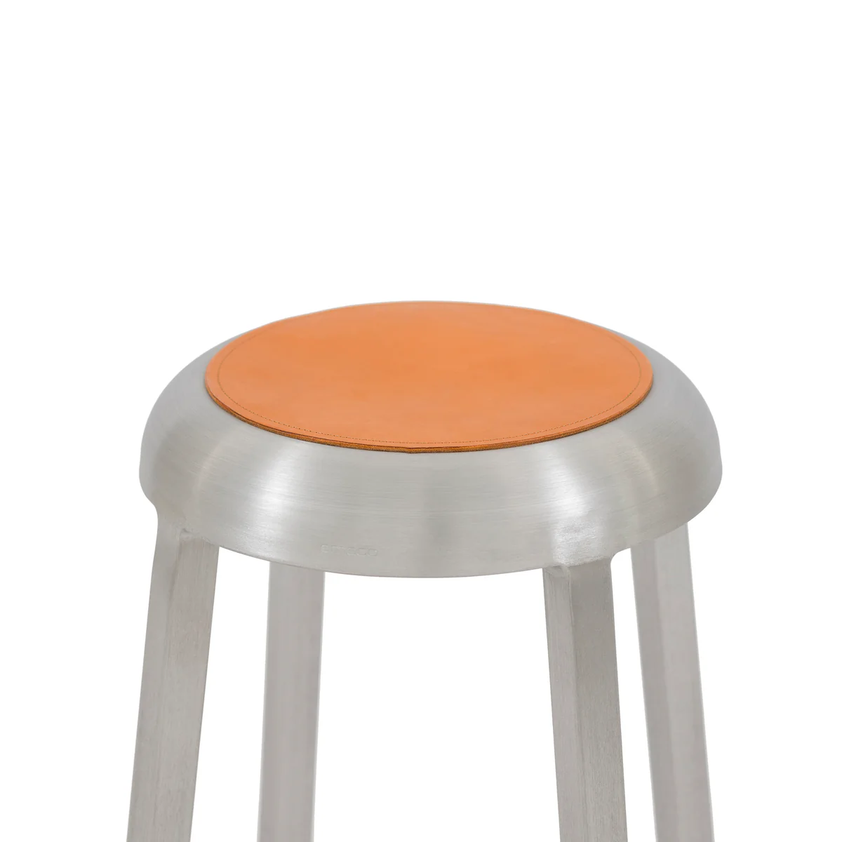 Eco-friendly seat pad for Emeco’s Za stool, available in 100% merino wool felt or vegetable-tanned leather, offering comfort and durability in various colors.