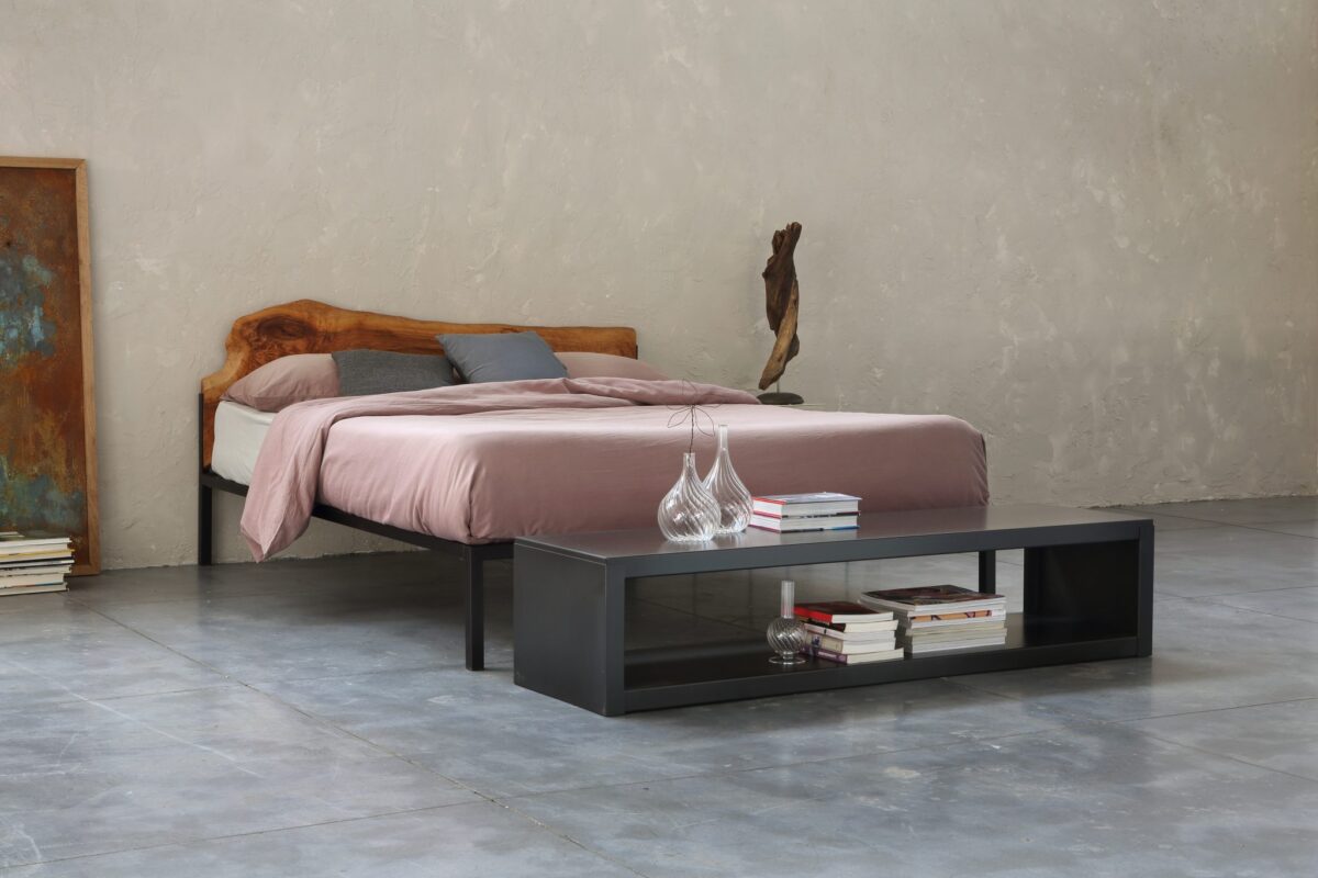 Low-profile steel rack with open shelving by Zeusnoto.