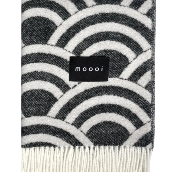 Lucky O's Blanket by Moooi – luxurious designer throw with circular pattern