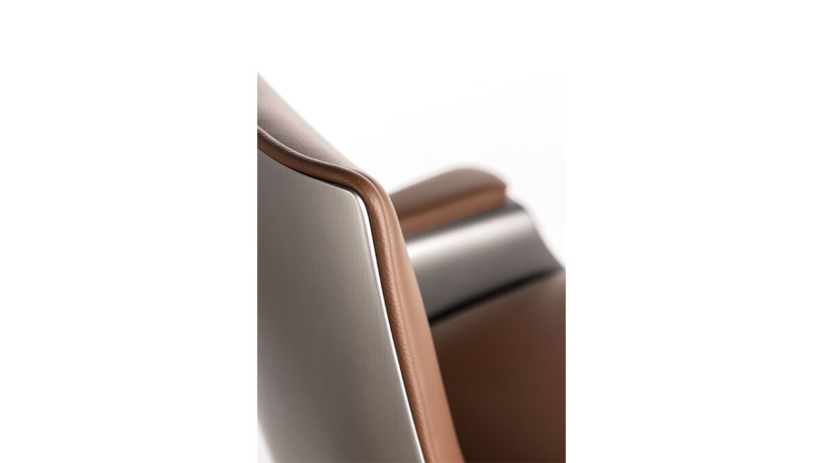 Modern Italian Minerva Office chair by Reflex Angelo in Royal Oak, MI – featuring a leather-upholstered seat and backrest, with a metal structure and base in titanium finish, adjustable in height up to 108cm.