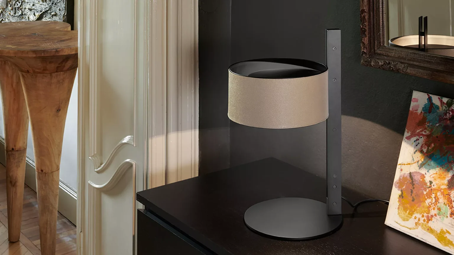 “Parallel by Oluce stylish Italian lamp – refined geometric design with warm ambient illumination”