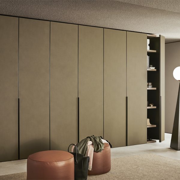 “Cornice by Pianca – designer Italian wall mirror combining functionality with artistic form”