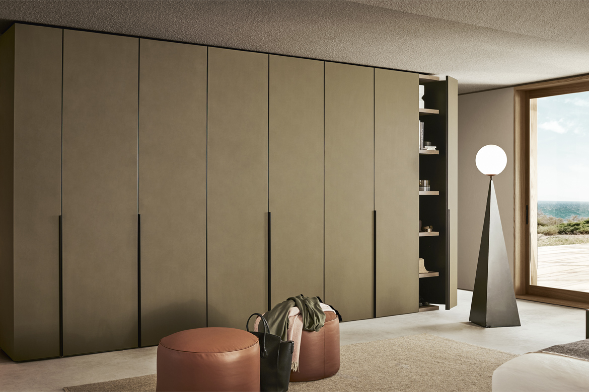 “Cornice by Pianca – designer Italian wall mirror combining functionality with artistic form”