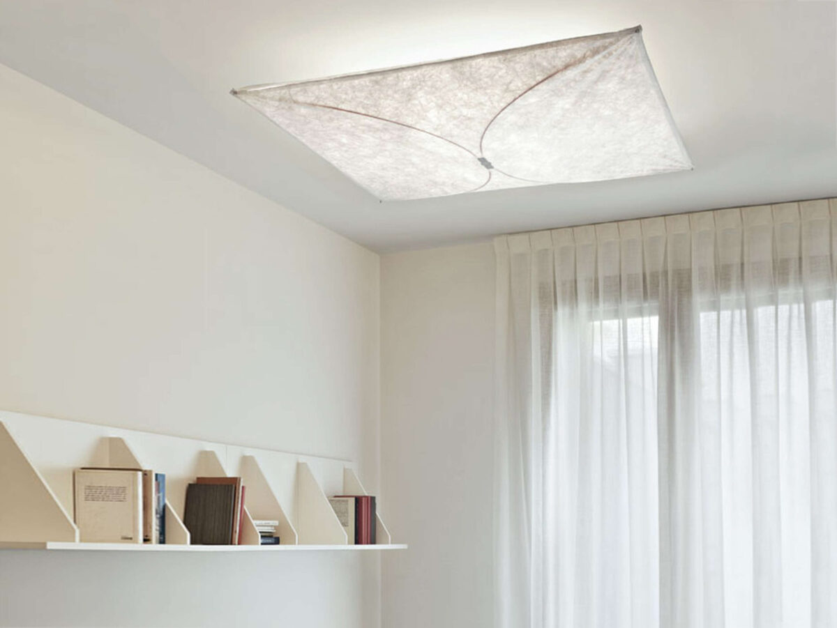 Modern and inviting, the Flos Ariette 1 lamp, a square-shaped fixture offering wide, uniform diffused light through its fiberglass-reinforced fabric, ideal for creating a warm ambiance.