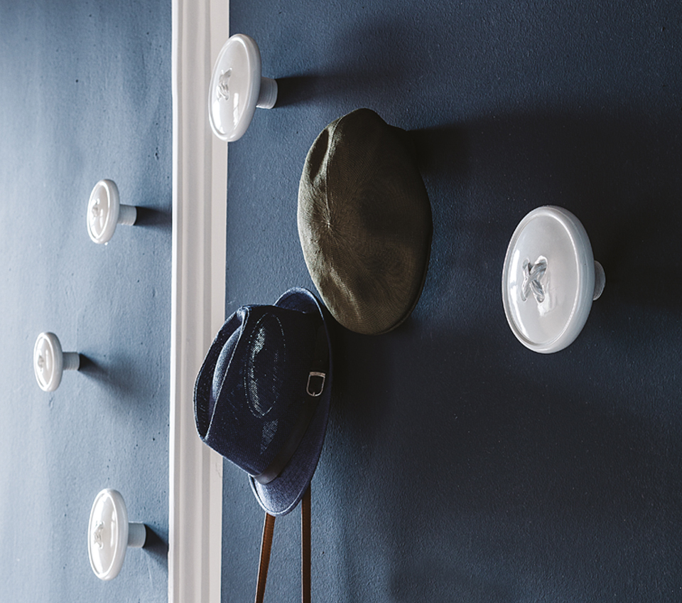 “BOTTONE by Cattelan Italia – modern Italian wall mirror with oversized button-inspired design and sculptural frame”