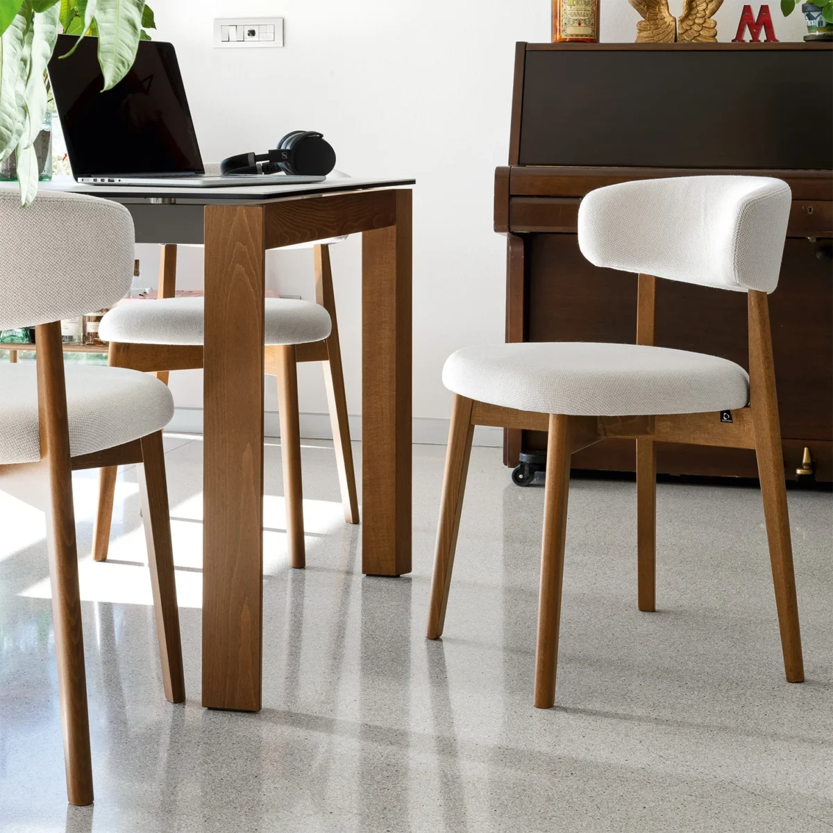“Side view of EMINENCE WOOD table by Connubia – elegant extendable table with natural wood finish and clean lines”