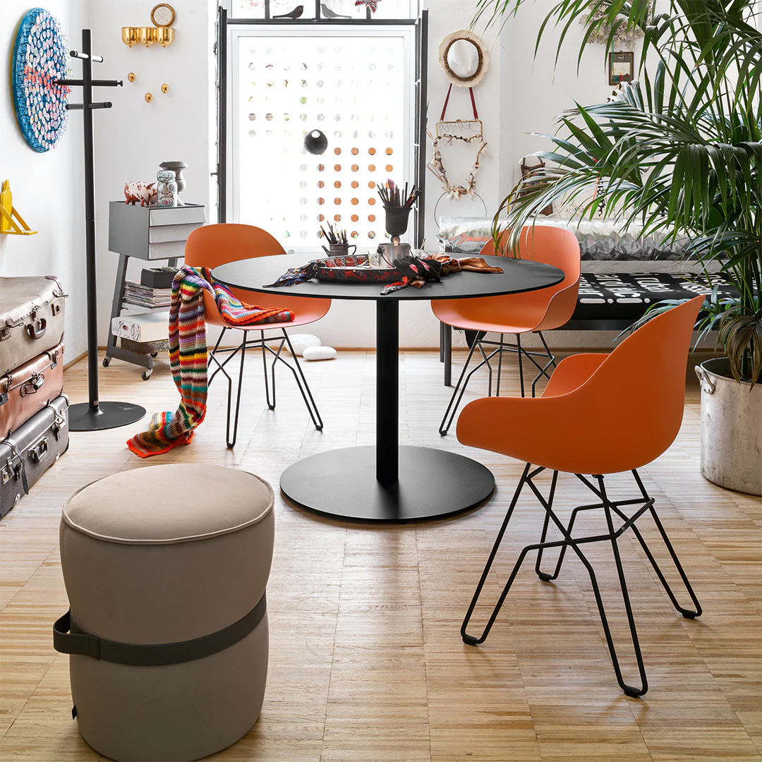 “Detail of COCKTAIL by Connubia – round tabletop with refined edge and lightweight yet sturdy structure”