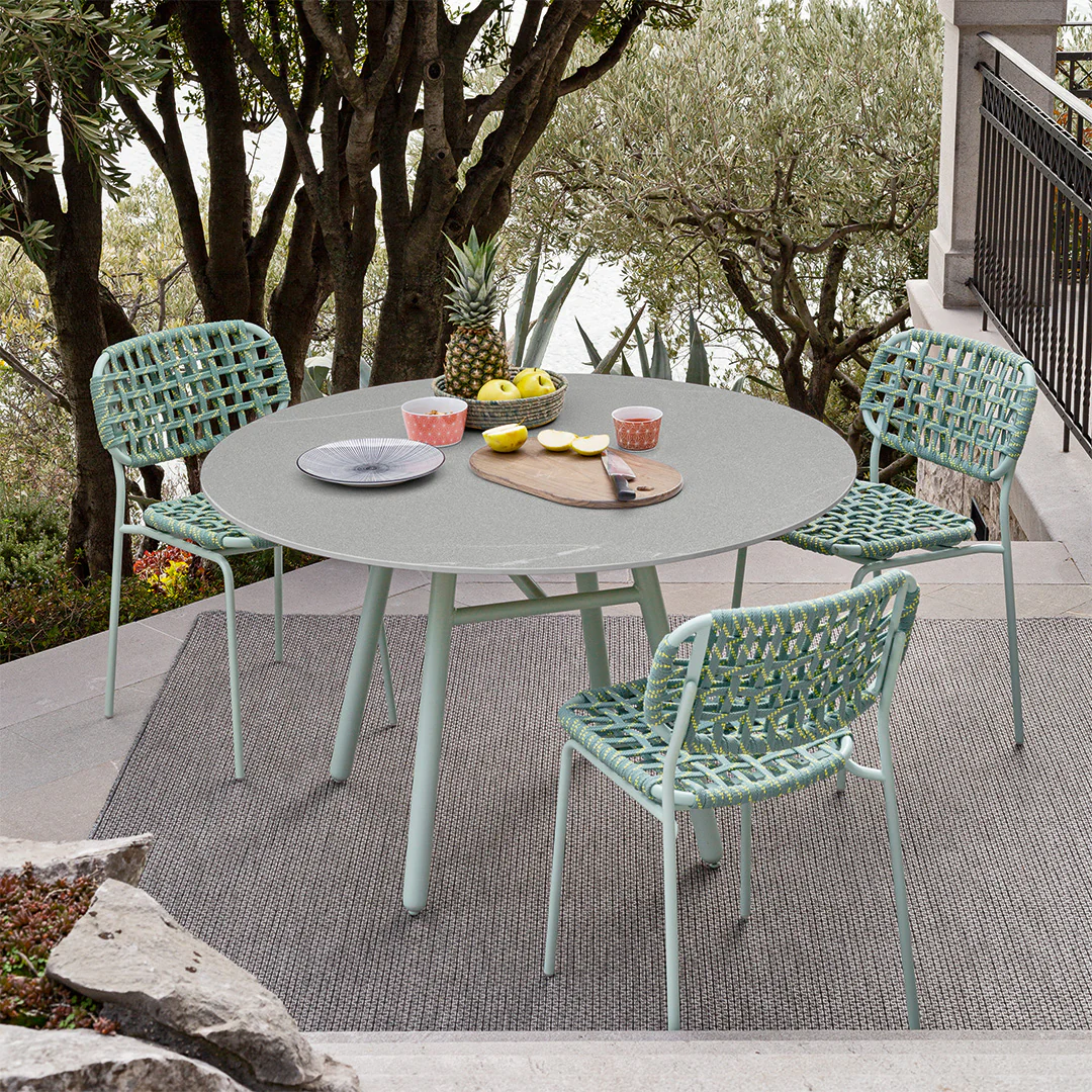 “YO! chair by Connubia – contemporary Italian dining chair with rounded backrest and slim metal legs”
