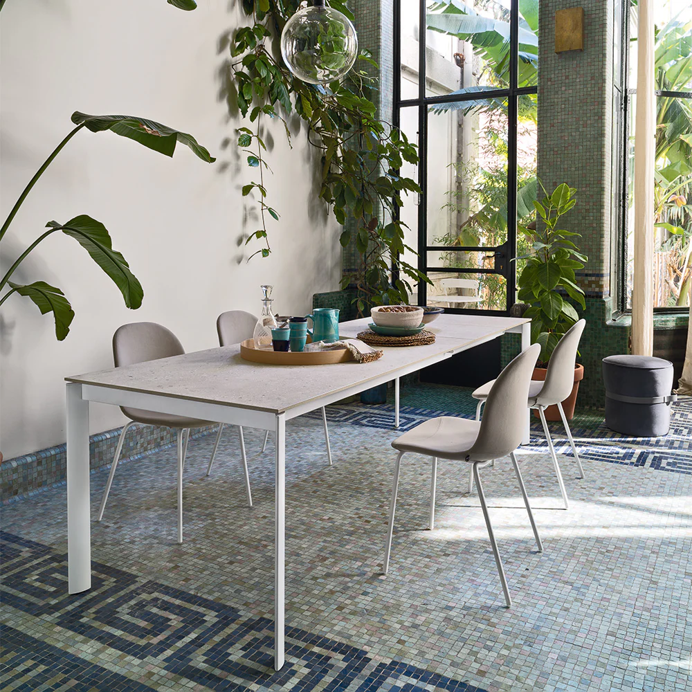 “EMINENCE EVO by Connubia extendable dining table – sleek Italian design with rectangular top and contemporary metal legs”