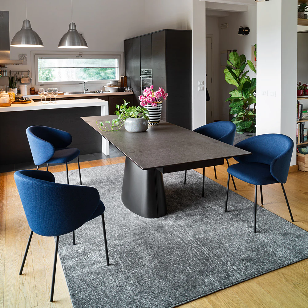 “Side view of ELLISSE table by Connubia – contemporary oval-shaped table with sleek extension mechanism and elegant silhouette”