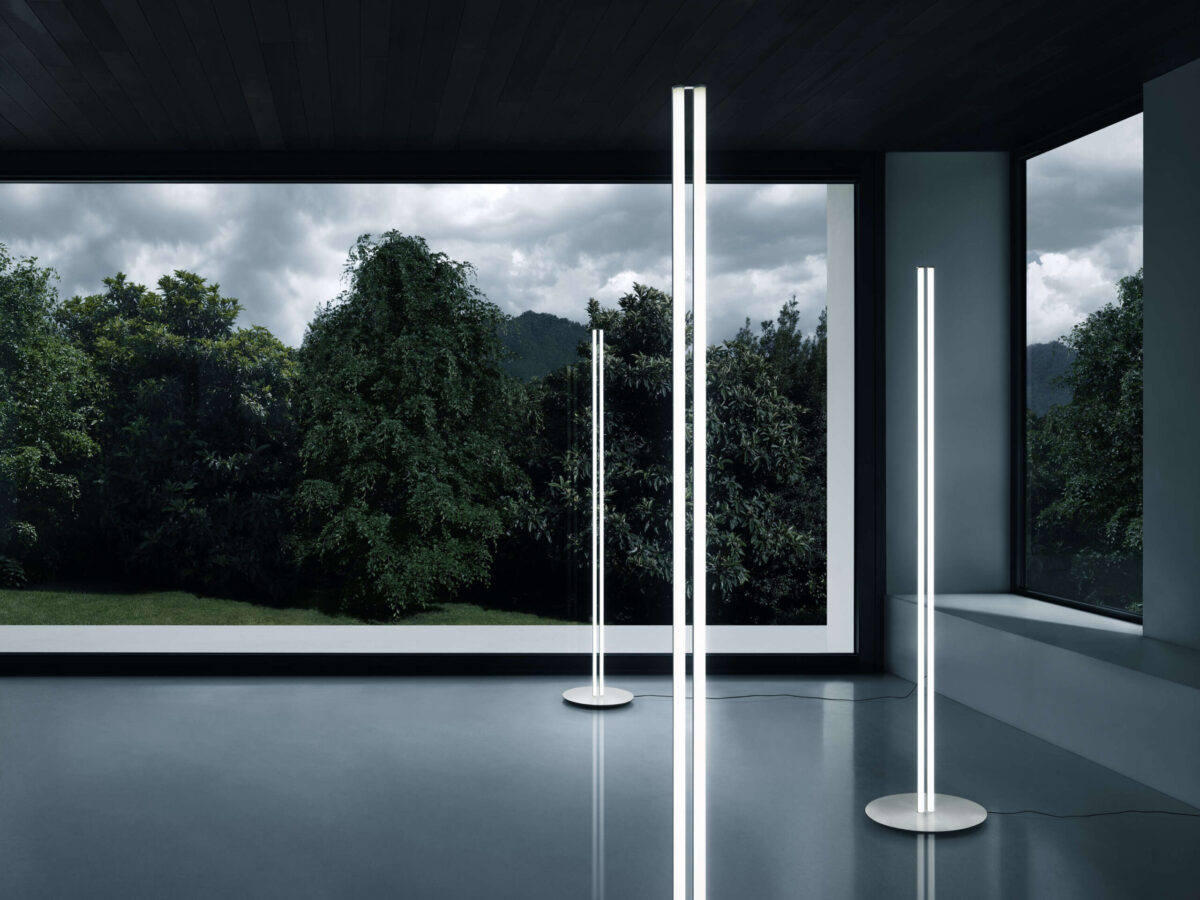Chrome Superloon floor light with gyroscopic disc head, dim-to-warm LED and die-cast joints on sleek three-leg stand" – focuses on tilt function, lighting, and build.