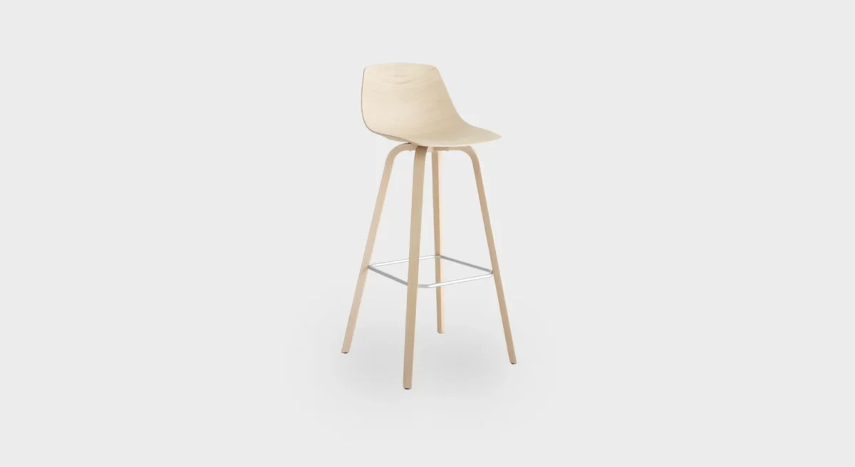 Lapalma Miunn S105 H75 bar stool with wooden legs in blanched oak or black open-pore finish, featuring a 3D-molded plywood shell seat, and matte chromed steel footrest.