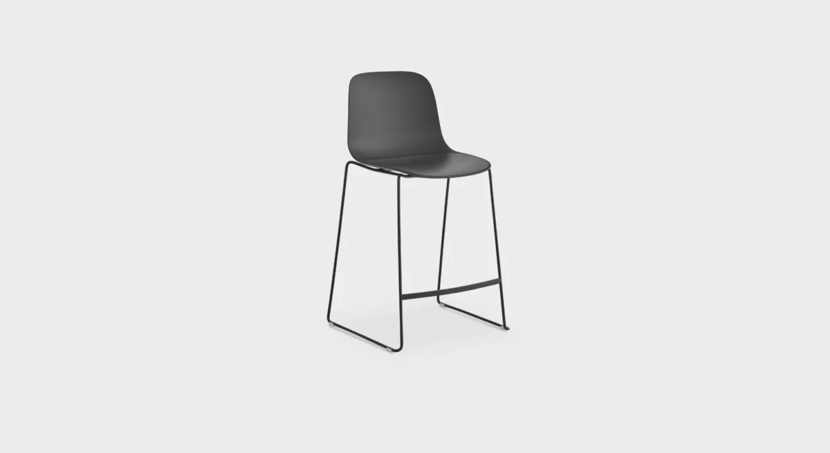 Side view of Lapalma ES320: streamlined seat shell and slender metal base with footrest detail
