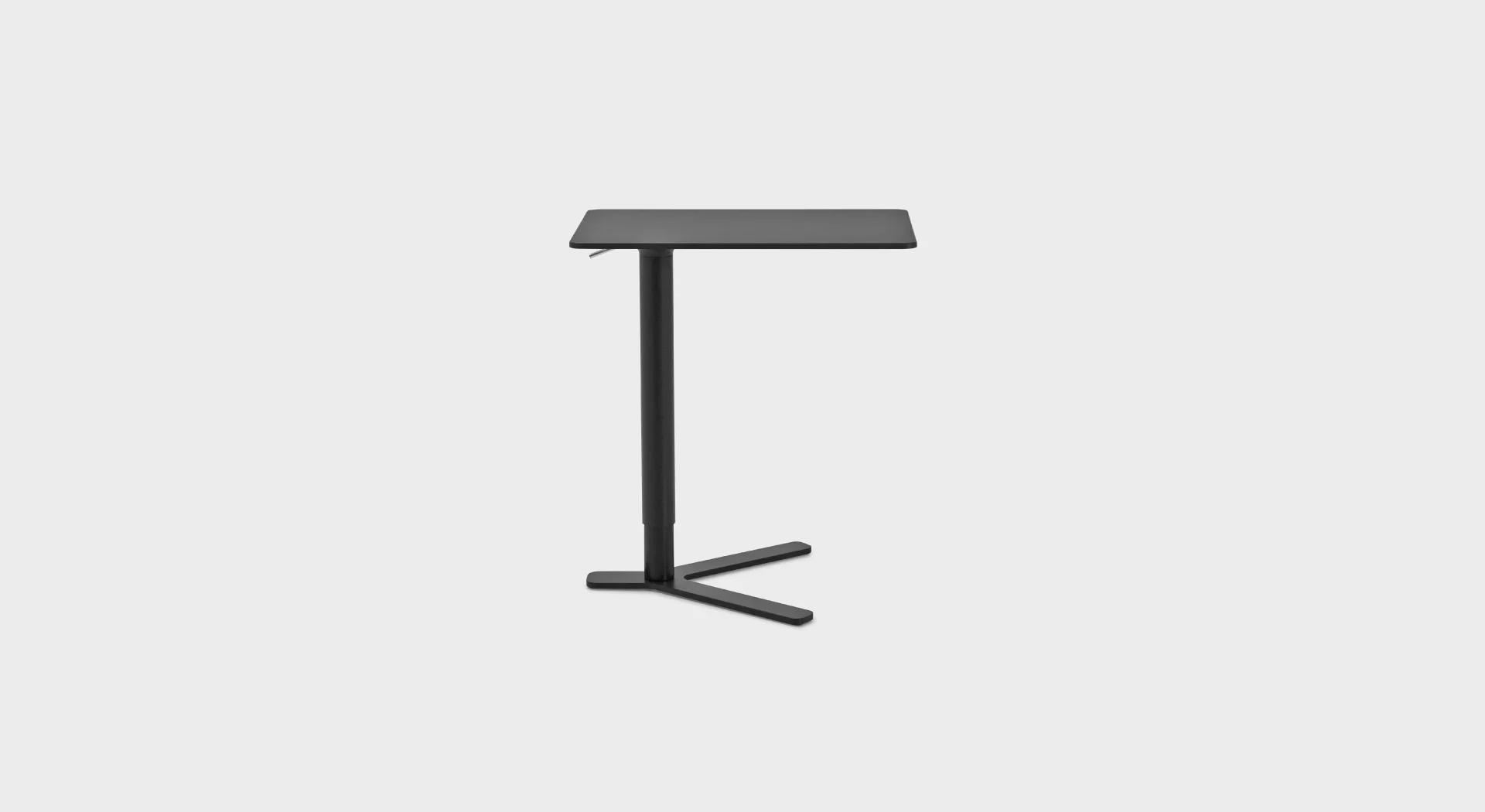 “Lapalma T80 R round table (Ø 70 cm, H 52 cm) with natural oak top and slender powder‑coated steel pedestal, ideal for modern lounge areas.”