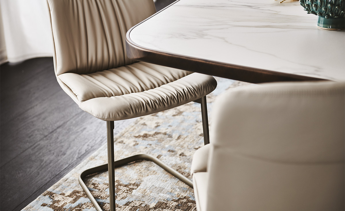 Modern KELLY Cantilever chair – sculptural Italian design with cushioned seat and cantilever steel structure