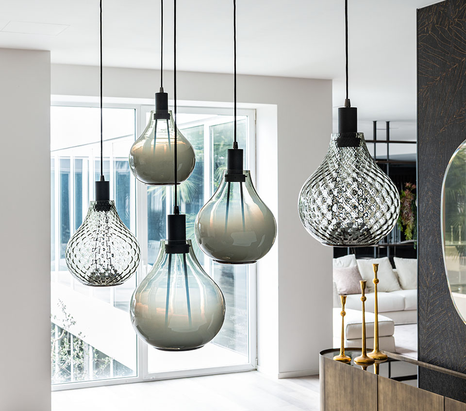 “Cattelan Italia ALADDIN – designer wall mirror featuring fluid contours and luxurious modern design”