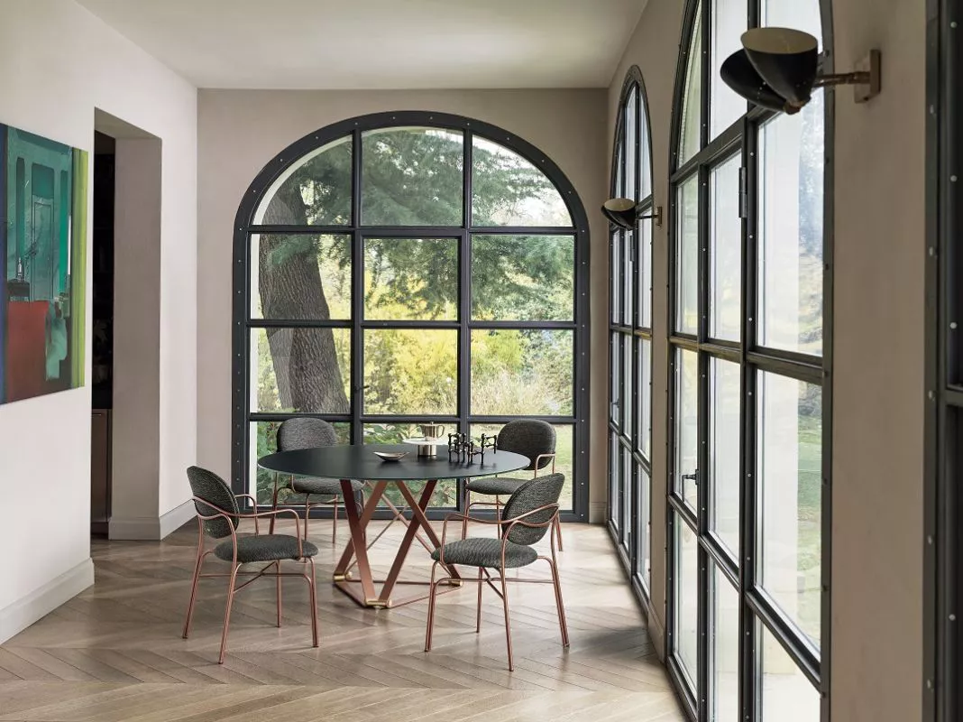 Delta Round by Bontempi – round dining table with crossed metal trestle base and oak veneer top.