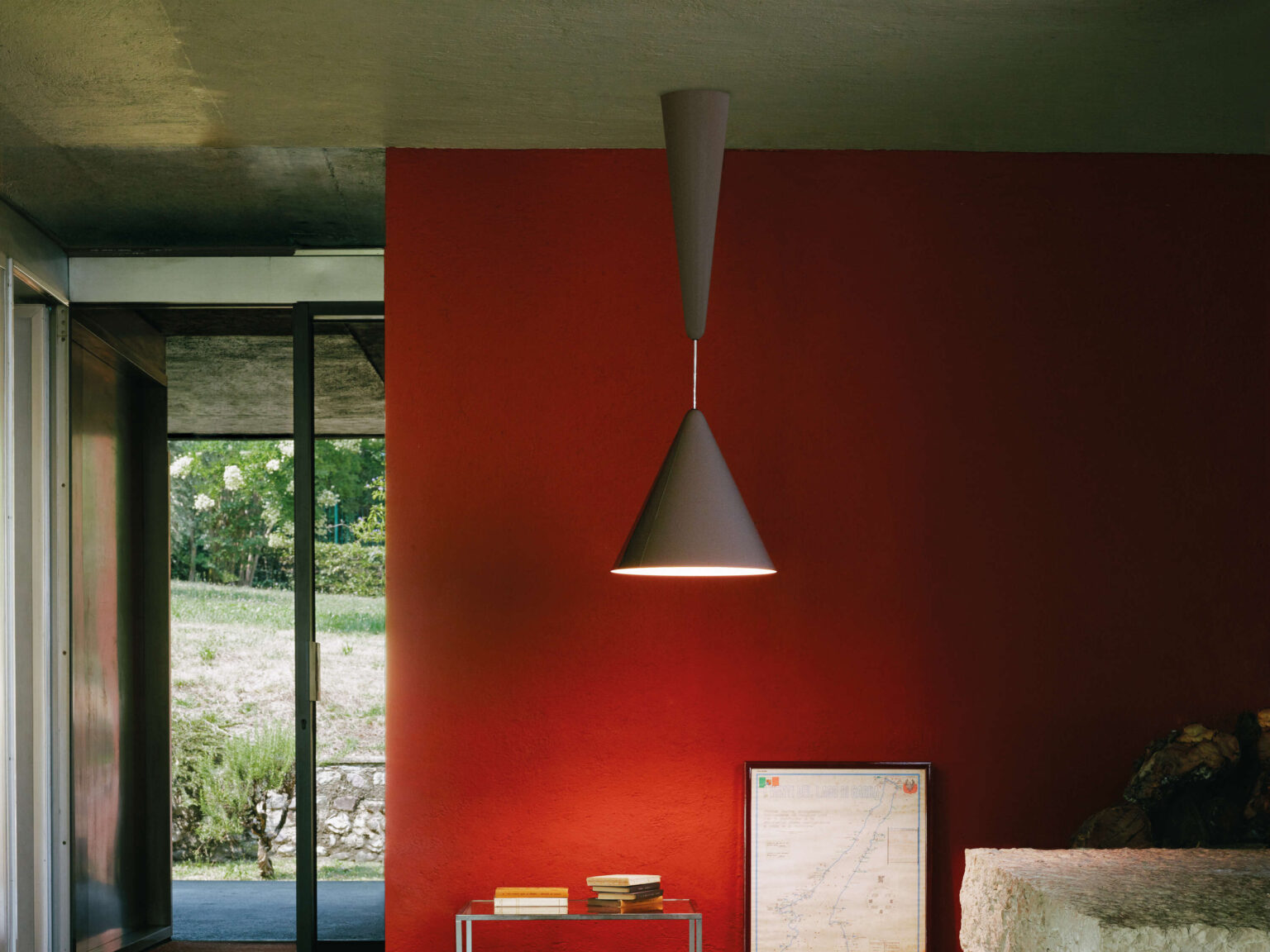 Side view of the Diabolo lamp in beaver-brown, showing its hourglass form and adjustable height via an integrated cable reel in the ceiling rose.