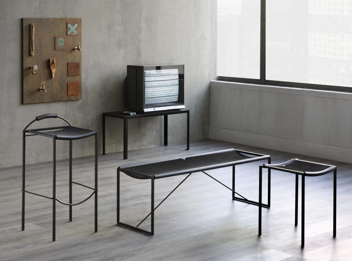 Side view of SGABELLO Alto stool highlighting its minimalist steel frame and ergonomic black rubber backrest.