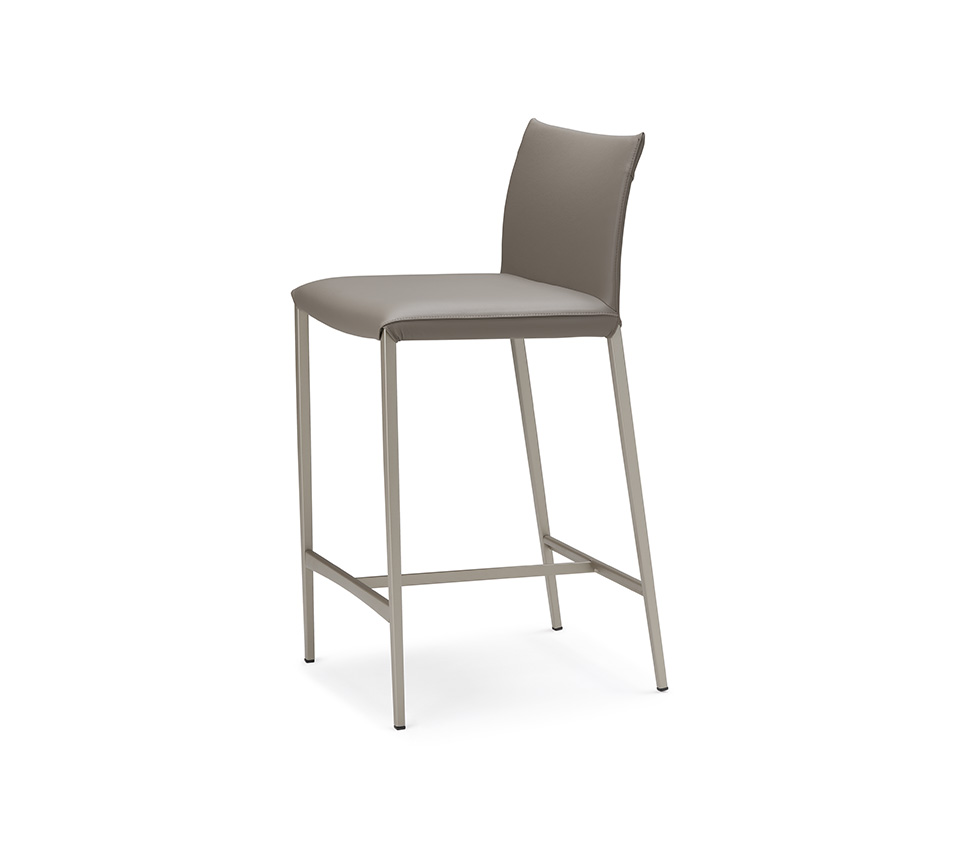 “Luxury NORMA ML Couture chair by Cattelan Italia – elegant leather upholstery with diamond-stitched detailing and sleek silhouette”