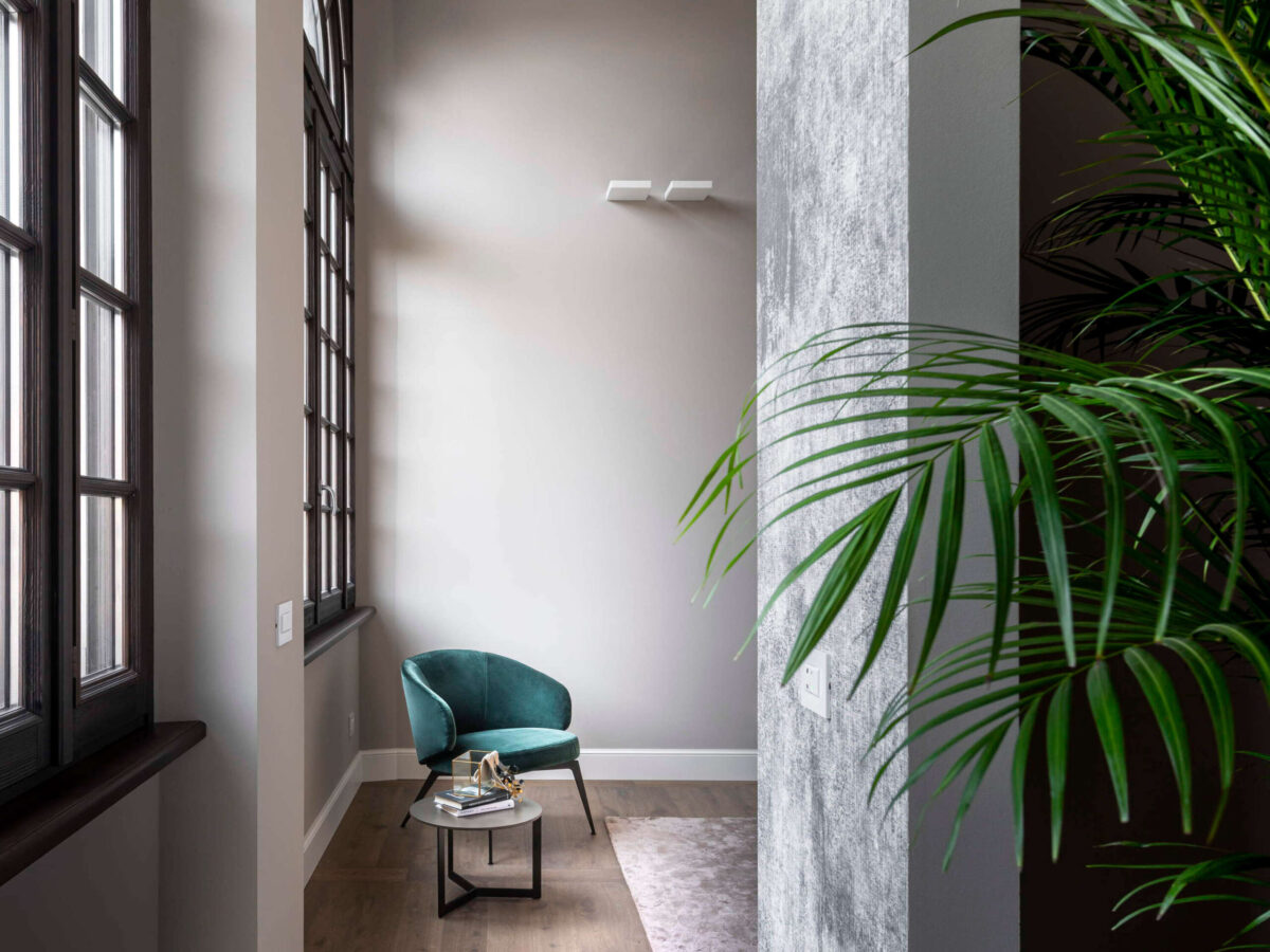 A modern Flos Fort Knox Wall LED Mini fixture, featuring a slim profile and a hand-polished or powder-coated die-cast aluminum body, engineered to provide highly efficient indirect illumination.