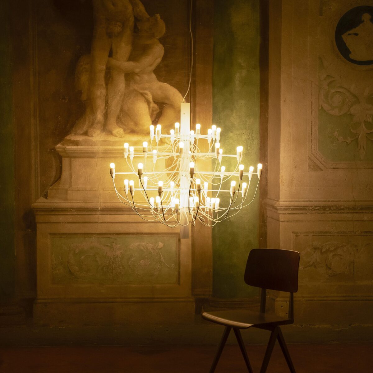 Large-scale modern chandelier with 50 exposed clear bulbs and visible wiring, 2097/50 by Flos.