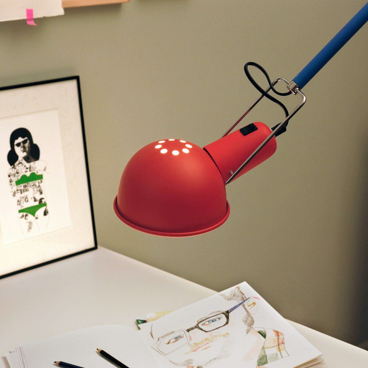 The iconic Flos 265 Small, a design by Paolo Rizzatto, showcasing its cantilevered structure with a thin arm extending from a wall mount and a balancing weight at the opposite end.