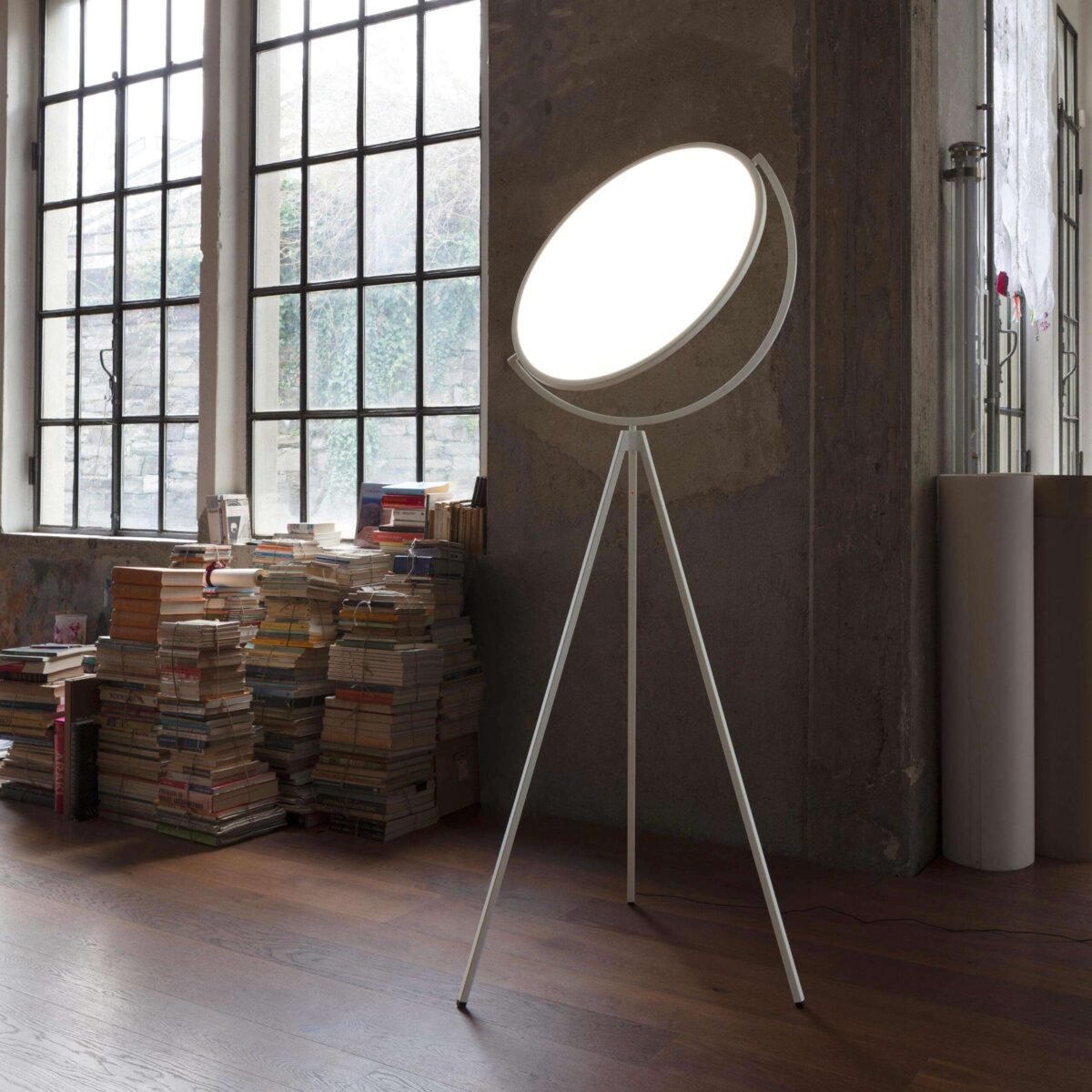 Black Superloon LED floor lamp featuring Dim‑to‑Warm edge lighting and adjustable gyroscopic head