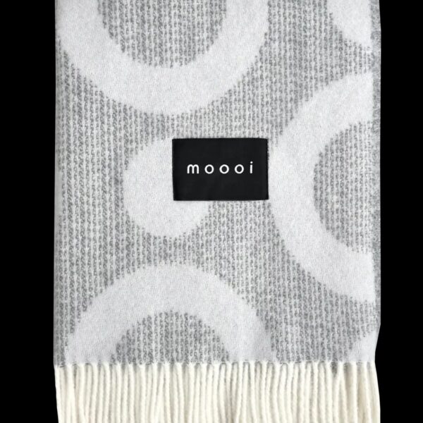 Umbrella Squid Blanket by Moooi showcasing a vibrant underwater-themed design.