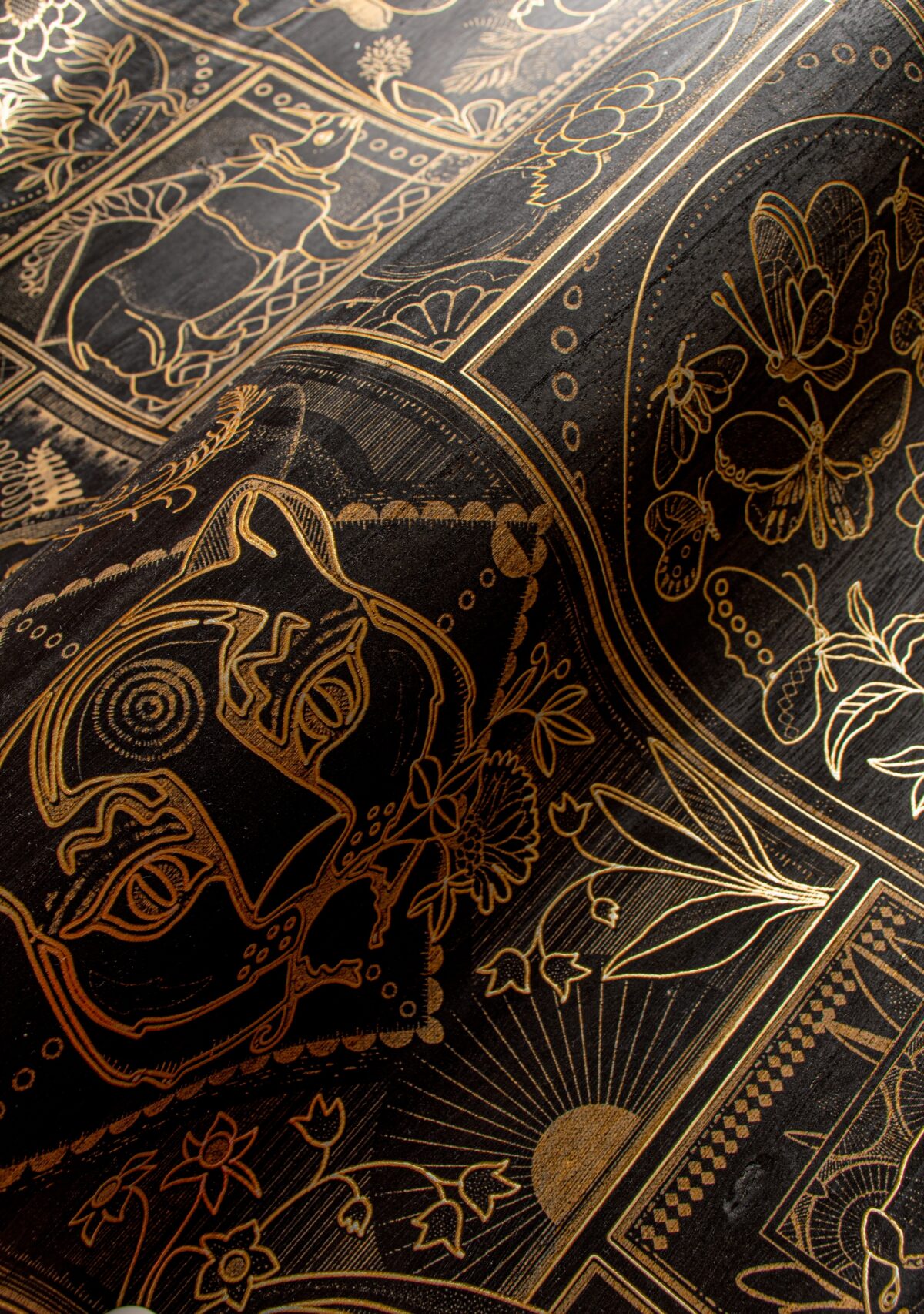 Golden Tiger Wallcovering Moooi sophisticated wallpaper with extinct animal pattern in Jarrah color