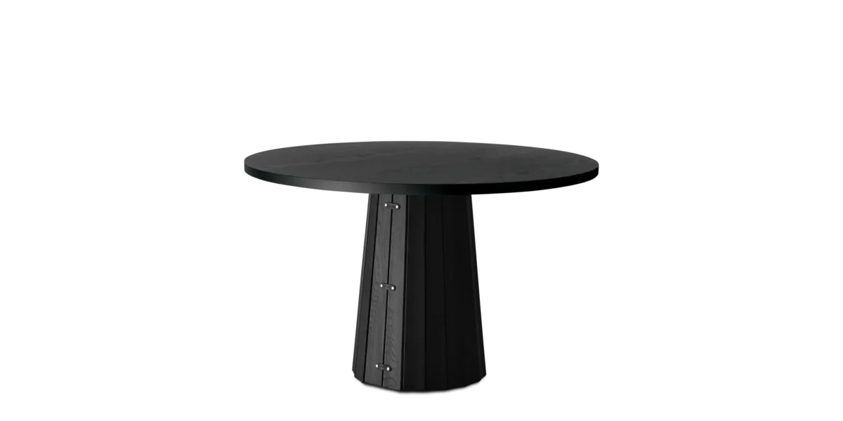 vModern interior with Moooi oval New Antiques table