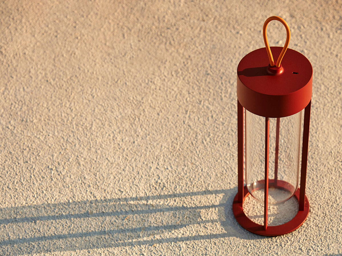 In Vitro Unplugged lamp by Flos side profile highlighting mouth-blown glass dome and slim aluminum stem in a Troy Michigan setting